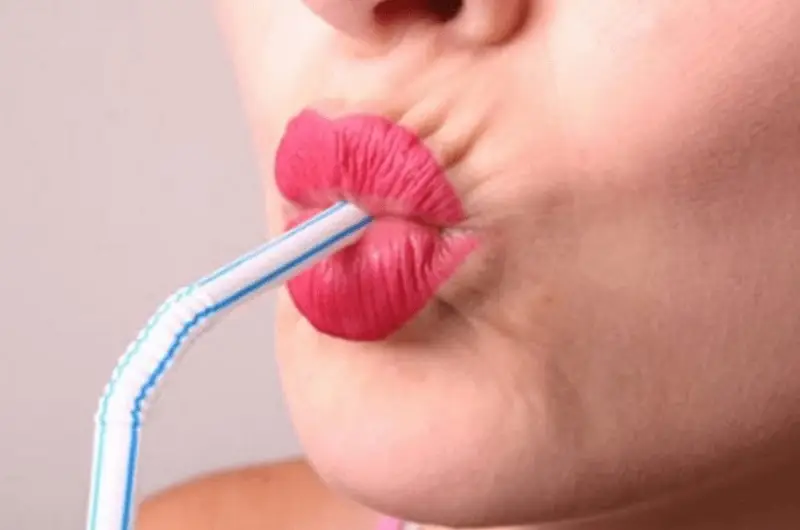 Nên dùng ống hút để uống nước hạn chế môi tiếp xúc trực tiếp với nước