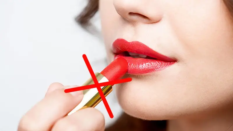Tránh dùng son sau khi vừa phun môi