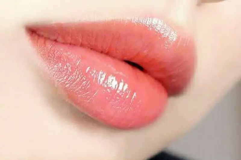 Màu cam đào có thể phù hợp với những làn da ngăm