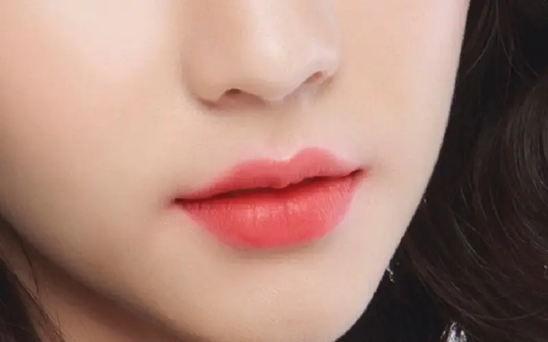 Phun môi màu đỏ cam đào giúp đôi môi tươi trẻ, tự nhiên