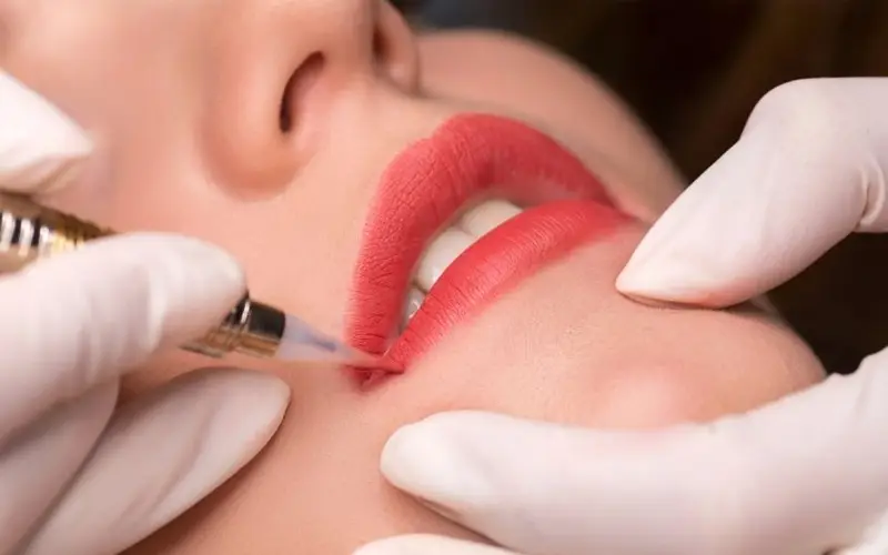 Phun môi màu đỏ cherry giúp gương mặt tươi sáng, quyến rũ hơn