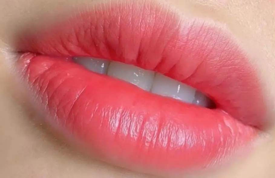 Phun môi màu hồng đào tươi trẻ, tự nhiên