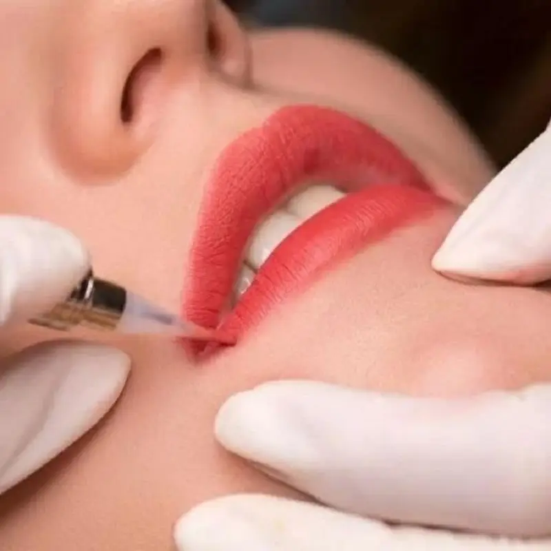 Kỹ thuật viên sẽ khử thâm môi và phun màu môi phù hợp với khách hàng