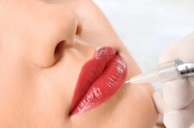 Phun môi collagen giúp đôi môi mịn màng, căng bóng