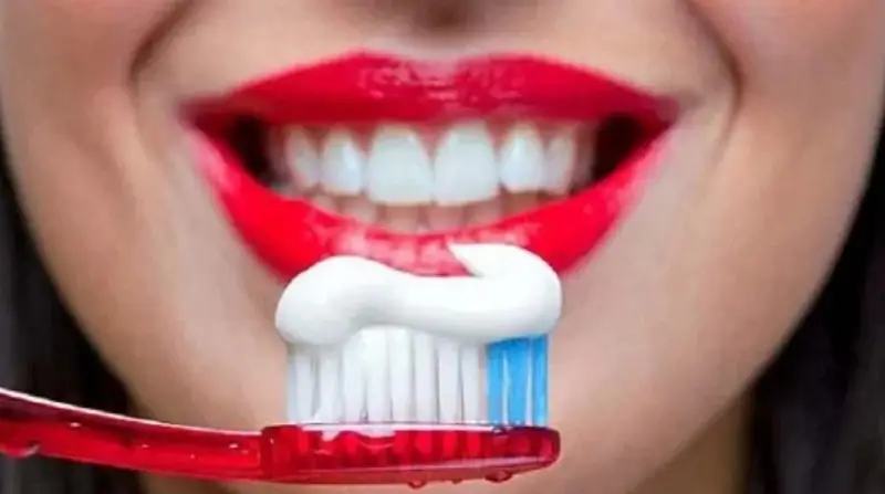 Không nên đánh răng quá sớm sau khi phun môi