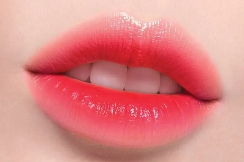 Kỹ thuật phun môi giúp đôi môi tươi trẻ, xinh xắn