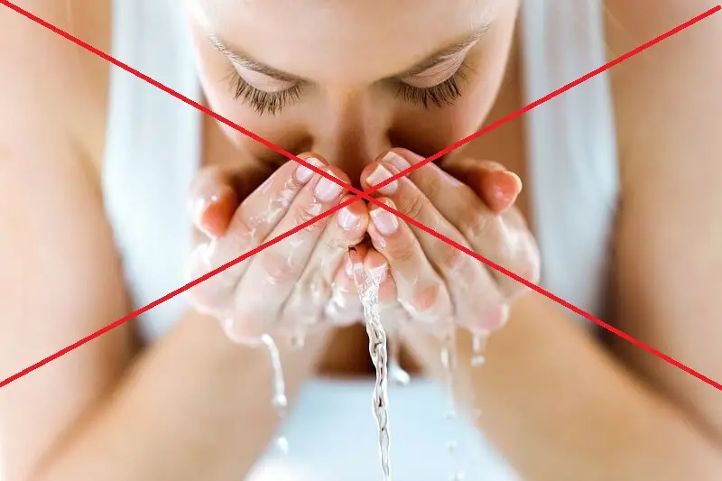 Chị em cần tránh để nước dính vào môi thời gian đầu