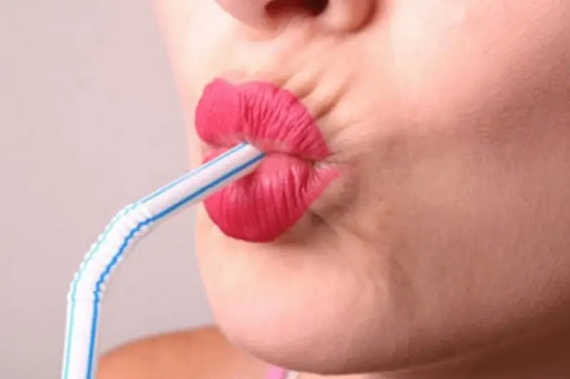 Uống nước bằng ống hút để bảo vệ môi