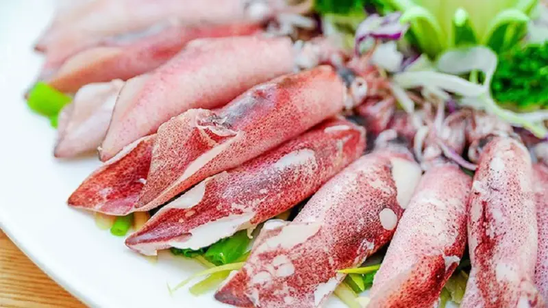 Sau phun môi nếu ăn mực sớm có thể làm chậm thời gian hồi phục