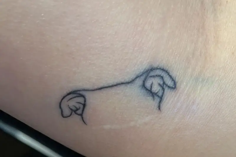 Vùng da xăm kéo giãn khiến mực bị vỡ