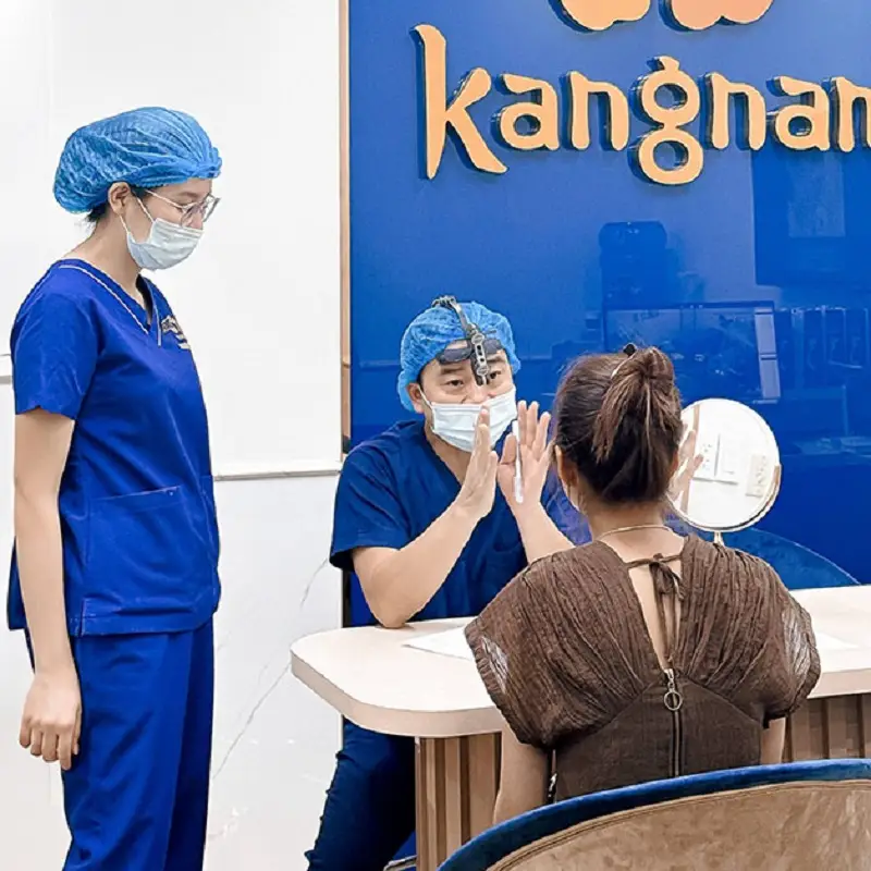 Trực tiếp bác sĩ chuyên khoa khám và tư vấn cho khách hàng