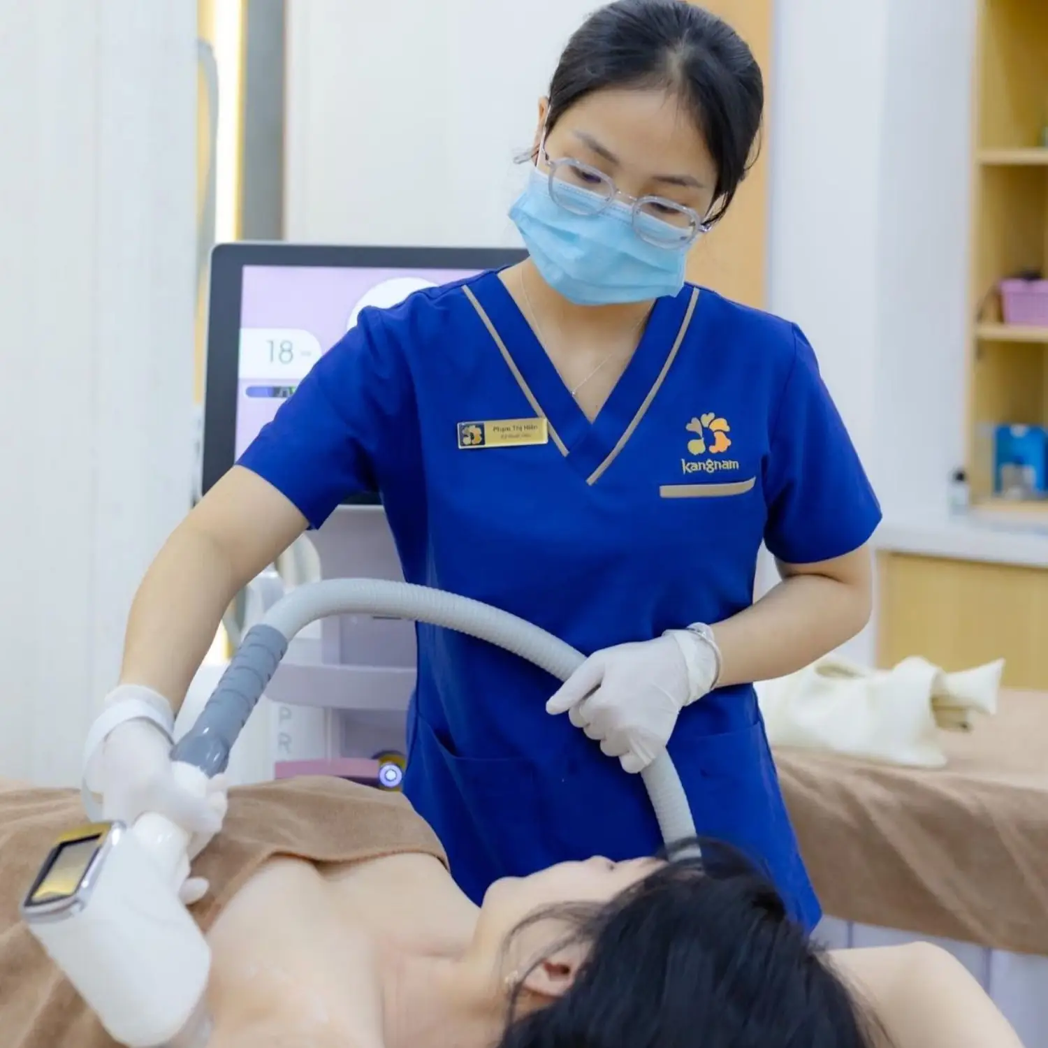 kỹ thuật viên thực hiện Diode Laser để triệt lông nách cho khách hàng
