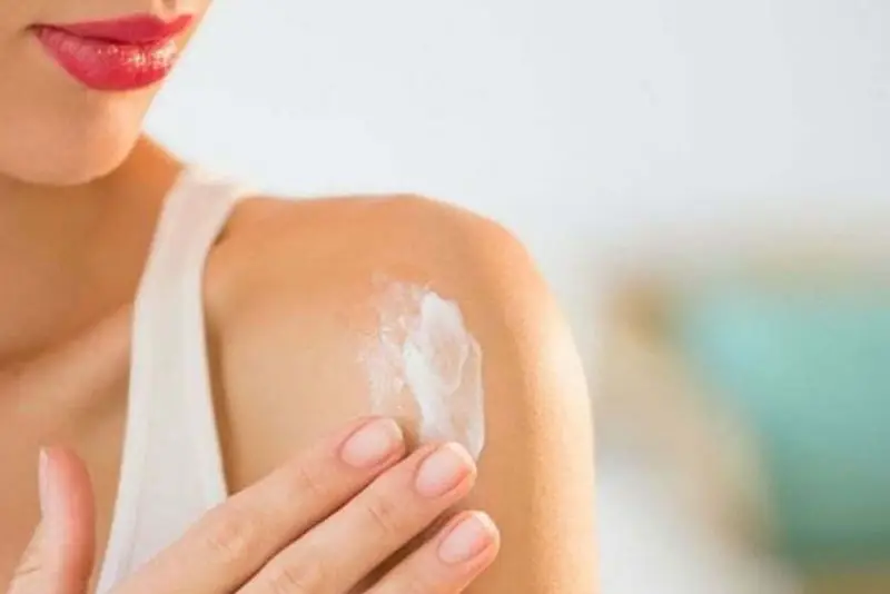 Thoa kem dưỡng sau khi xóa xăm