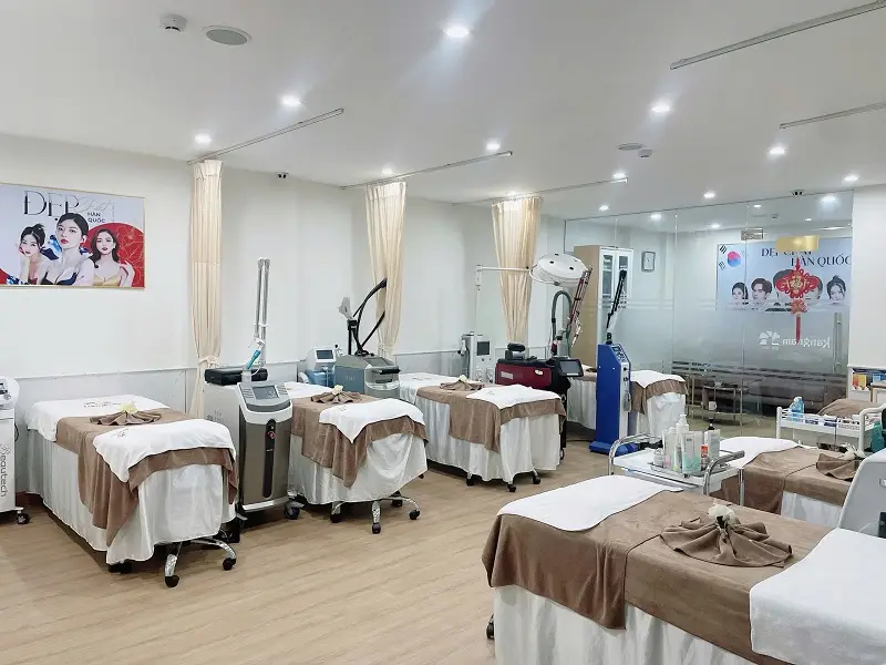 Phòng chăm sóc da rộng rãi, đầy đủ máy móc
