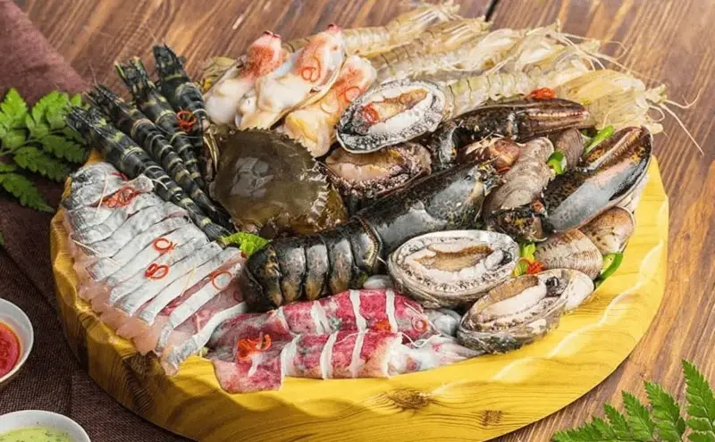 Ăn hải sản ngay sau khi bắn mụn thịt có thể làm kích ứng vết thương