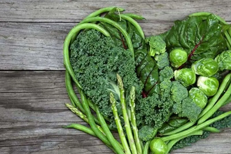 Bổ sung rau củ quả tươi như cải xanh, bắp cải, súp lơ, cam, táo, bưởi, kiwi... giúp cung cấp dồi dào vitamin