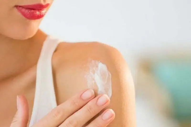 Sau khi xóa xăm cần bôi một lớp mỏng thuốc mỡ kháng sinh hoặc kem dưỡng ẩm chuyên dụng như Aquaphor