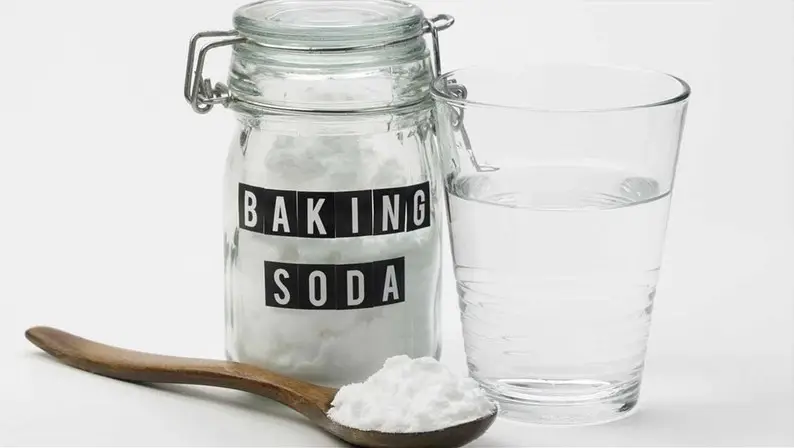 Sử dụng baking soda và kem đánh răng để khử mùi hôi nách