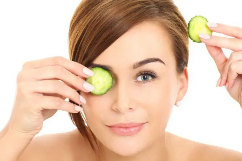 Dưa chuột lát mỏng có tác dụng làm mát, làm dịu và sáng da quanh mắt