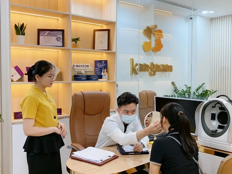 Bác sĩ Kangnam sẽ thăm khám và soi da cho khách hàng