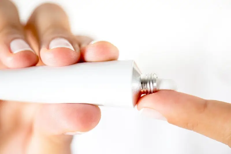 Sử dụng thuốc bôi sau khi đốt mụn thịt