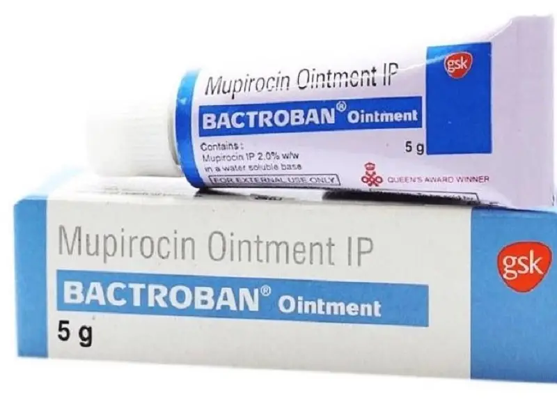 Sử dụng thuốc bôi kháng sinh theo chỉ định của bác sĩ