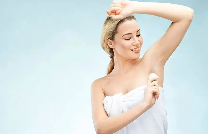 Vệ sinh vùng nách sạch sẽ hàng ngày