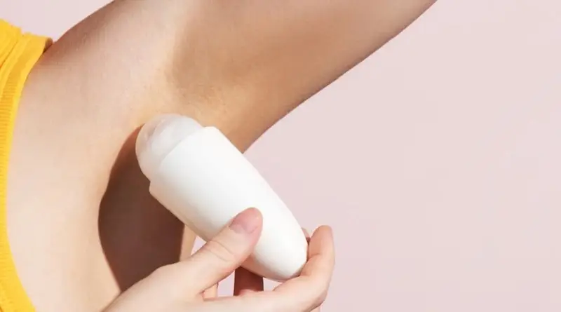 Có thể dùng lăn khử mùi hôi nách hàng ngày