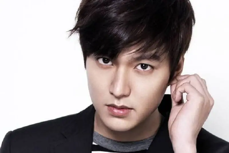 Nam giới không nên tạo dáng môi tim quá sắc