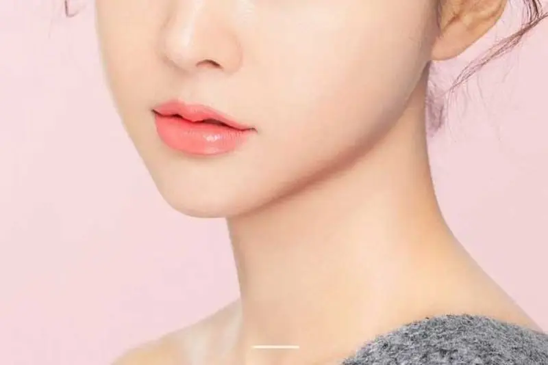 Môi trái tim cười là phần khóe hơi hếch lên