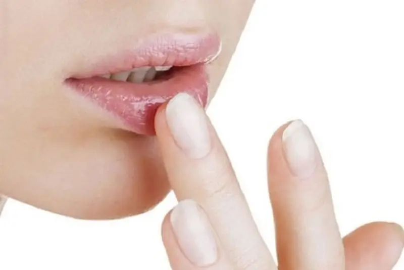 Massage môi đều đặn mỗi ngày giúp cải thiện dáng môi tự nhiên