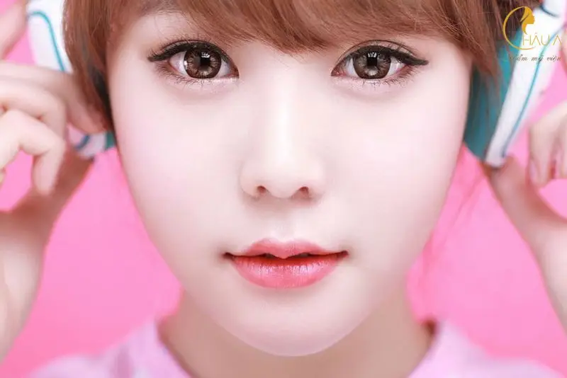 Dáng môi trái tim đặc trưng với đỉnh nhân trung rõ nét và môi dưới đầy đặn