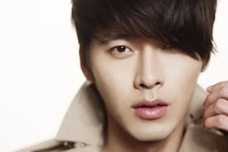 Hình dáng môi trái tim nam giới với đường cong nhẹ ở môi trên, tạo điểm nhấn cuốn hút