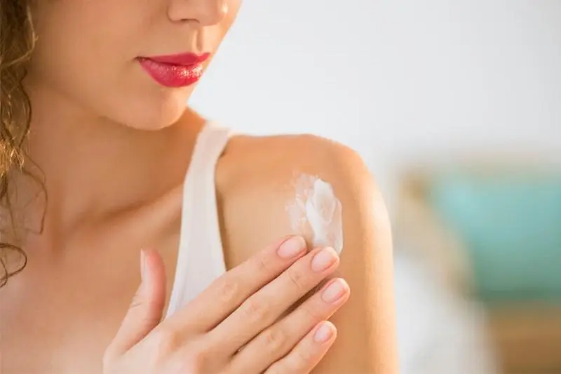 Nên thoa kem chống nắng để bảo vệ da trước khi ra ngoài
