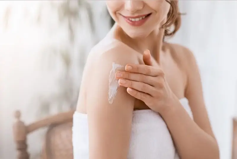 Chăm sóc và thoa kem dưỡng ẩm đều đặn