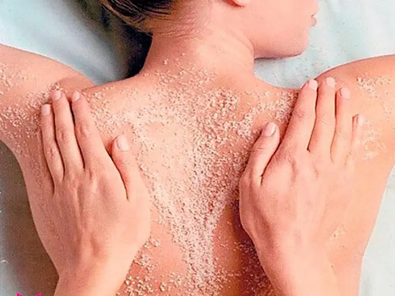 Không nên tẩy tế bào chết body ngay sau khi tắm trắng phi thuyền