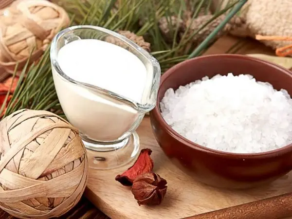 Thấm hỗn hợp muối và sữa tươi lên vùng mông