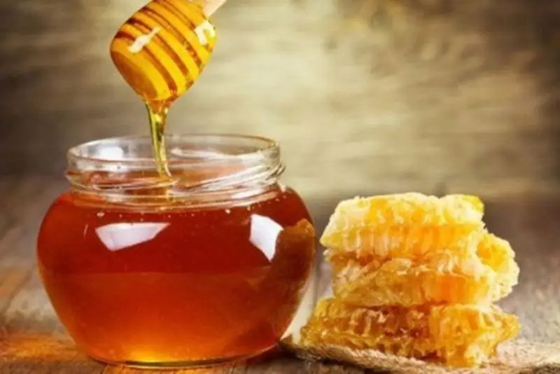 Mật ong nguyên chất giúp kháng khuẩn, làm dịu và hỗ trợ mờ thâm an toàn