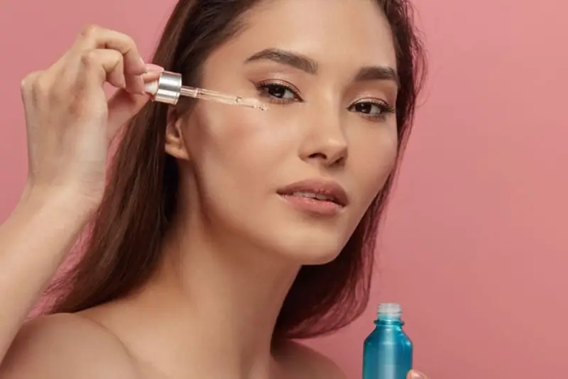 Retinoids là dẫn xuất của vitamin A, giúp thúc đẩy tái tạo tế bào da