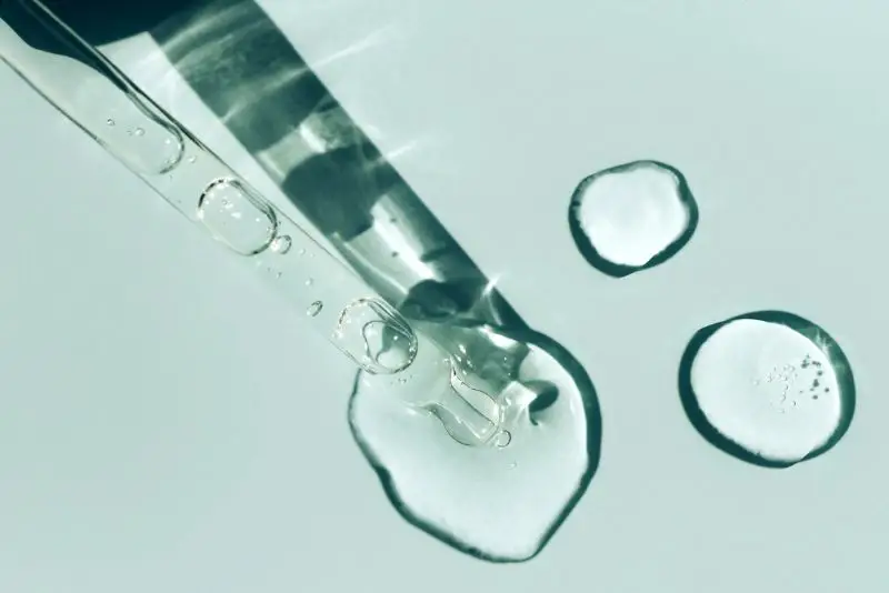 Bạn có thể dùng serum hoặc kem dưỡng có chứa niacinamide từ 5% trở lên