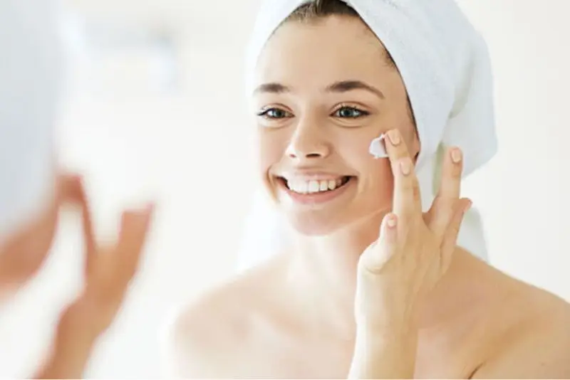 Dưỡng ẩm đầy đủ giúp phục hồi hàng rào bảo vệ da