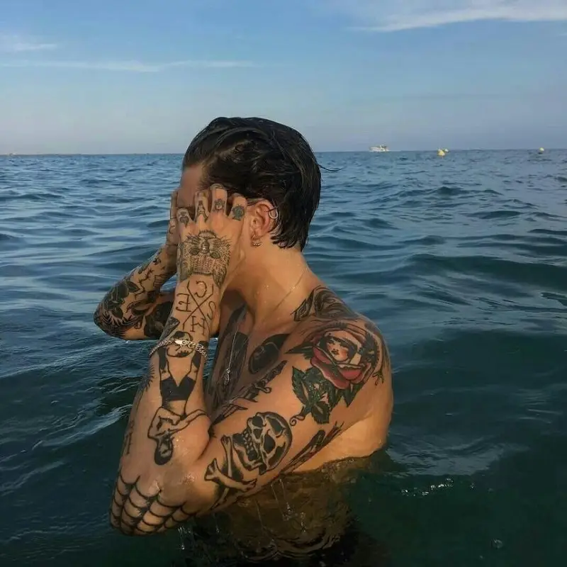 Tránh bơi lội sau khi mới xăm hình, để vết thương không bị nhiễm trùng