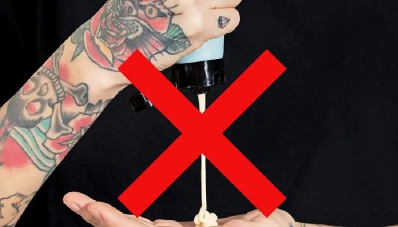 Không sử dùng hóa chất, cồn, sữa tắm chứa chất tẩy rửa thời gian đầu sau khi xăm