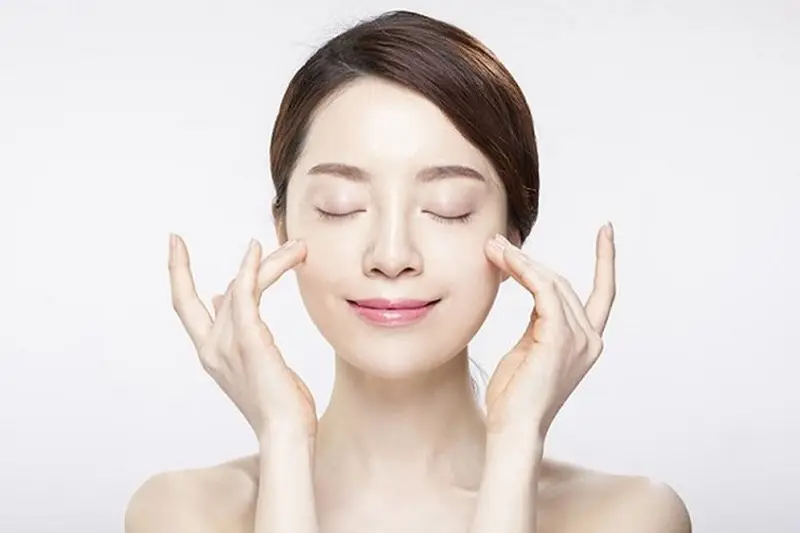 Massage bọng mắt đều đặn mỗi ngày