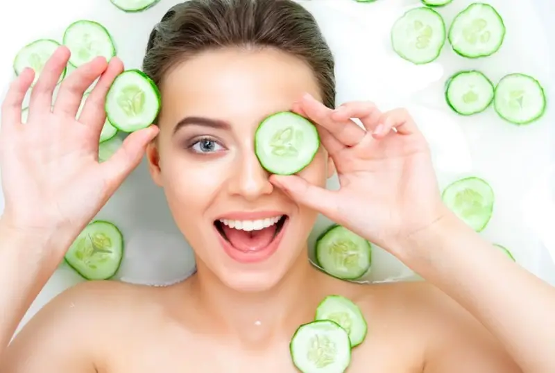 Đắp các loại mặt nạ mắt từ thiên nhiên
