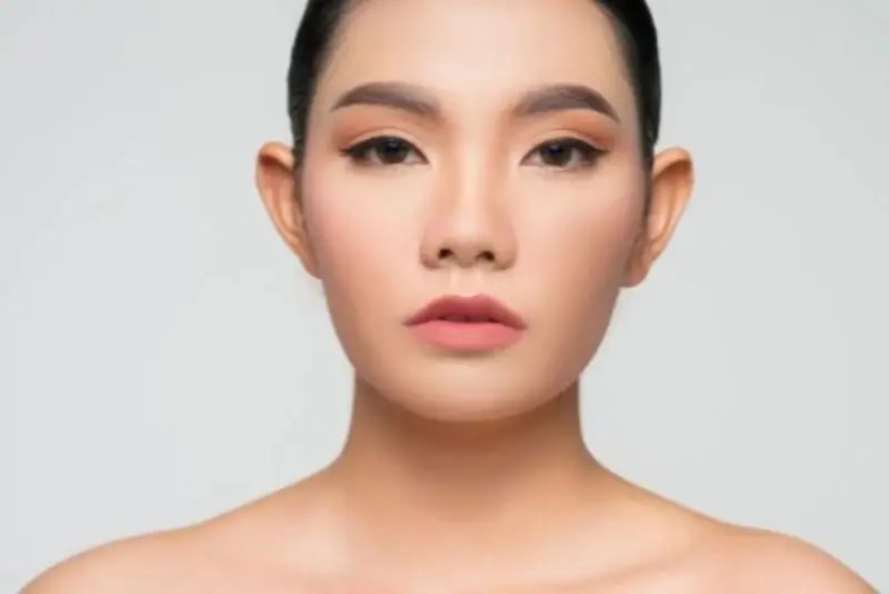 Mũi hếch để lộ lỗ mũi khi nhìn chính diện