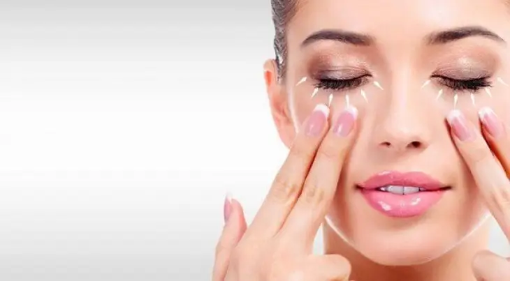 Massage mắt nhẹ nhàng hàng ngày