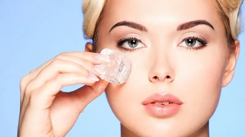 Chườm đá lạnh bọng mắt dưới giúp giảm thiểu tình trạng sưng tấy do thiếu ngủ