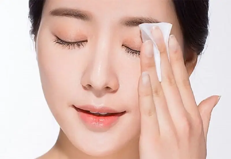 Vệ sinh vùng chân mày sau khi tiểu phẫu