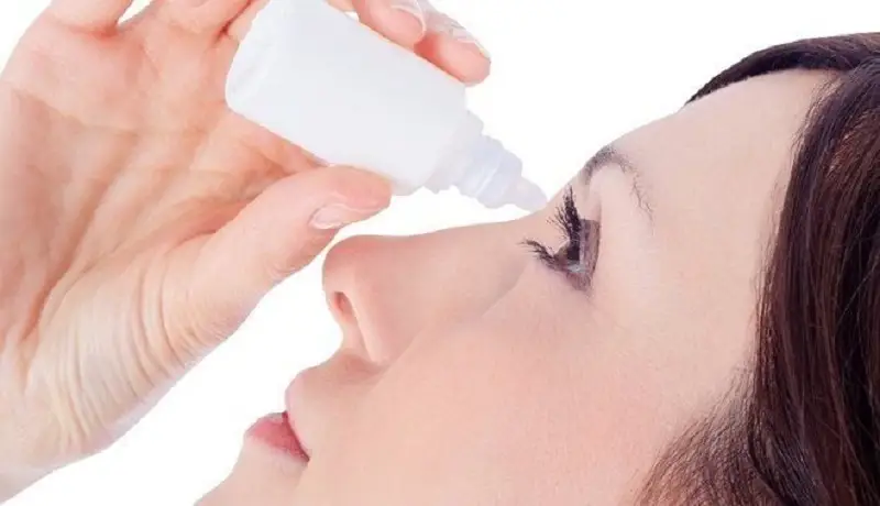 Nhỏ thuốc mắt theo chỉ định của bác sĩ